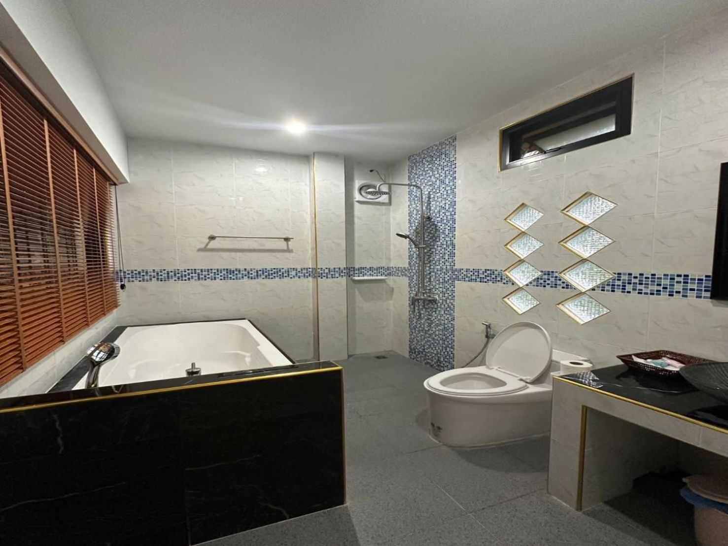 Capital O 75518 Baan Rose Resort Ao Luk Esterno foto