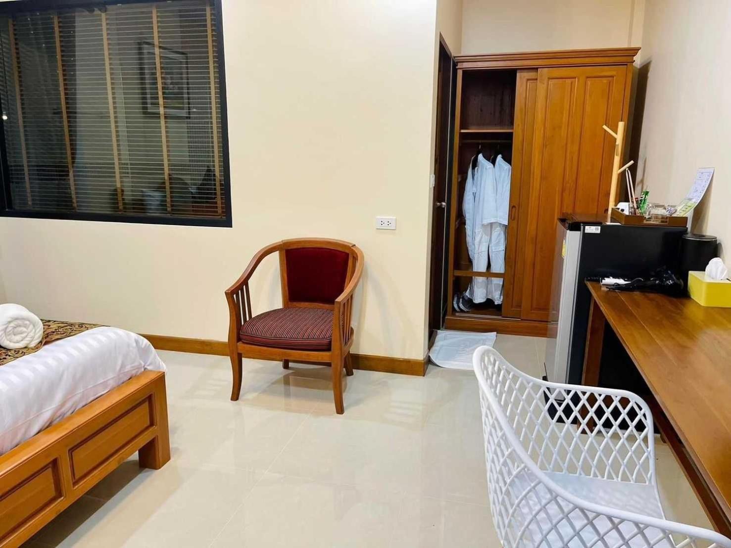 Capital O 75518 Baan Rose Resort Ao Luk Esterno foto