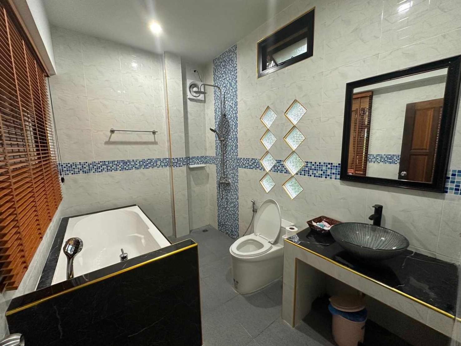 Capital O 75518 Baan Rose Resort Ao Luk Esterno foto