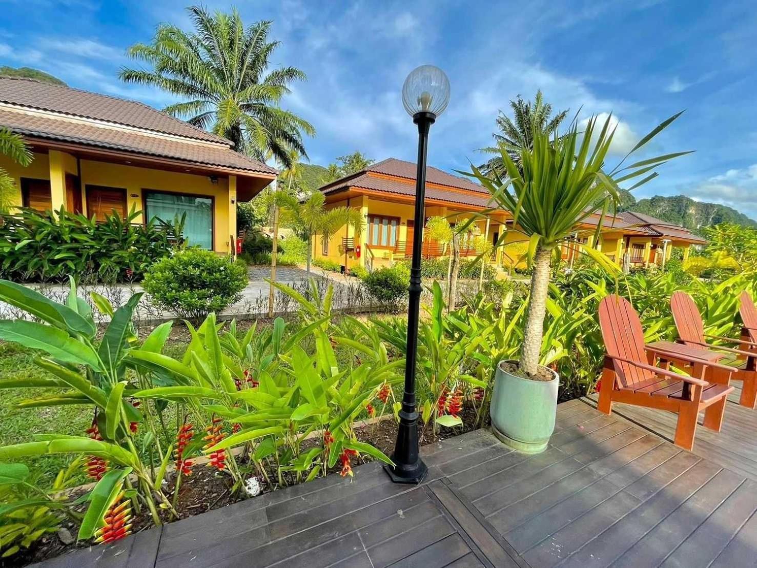 Capital O 75518 Baan Rose Resort Ao Luk Esterno foto