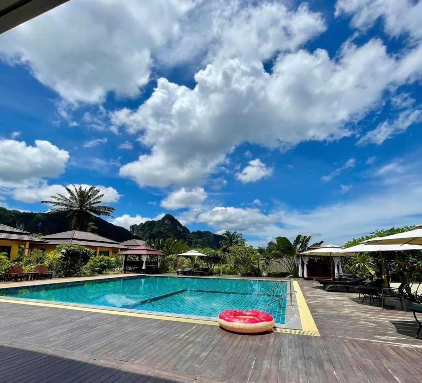 Capital O 75518 Baan Rose Resort Ao Luk Esterno foto